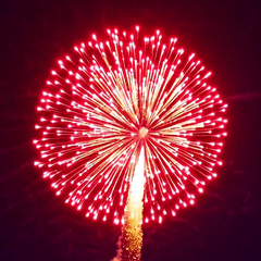 背景に花火が打ち上がる✨納涼花火セット
